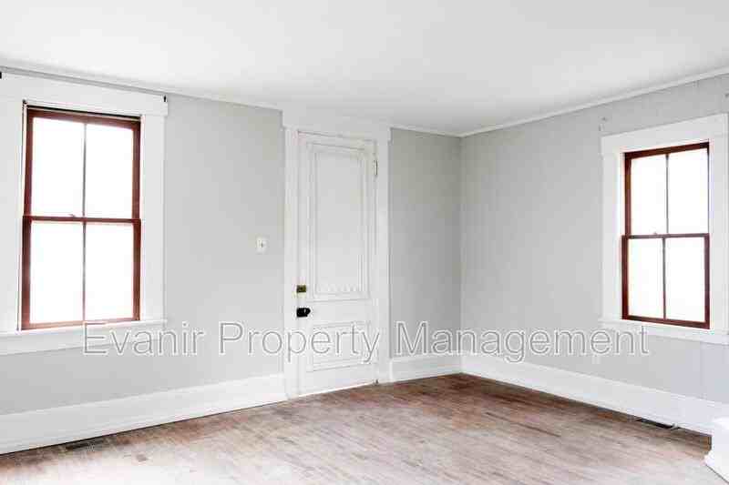 126 N Walnut St - Photo 5 of 32