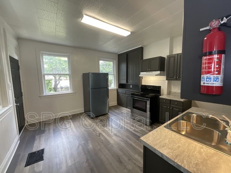 631 Wallace St - Photo 2 of 10