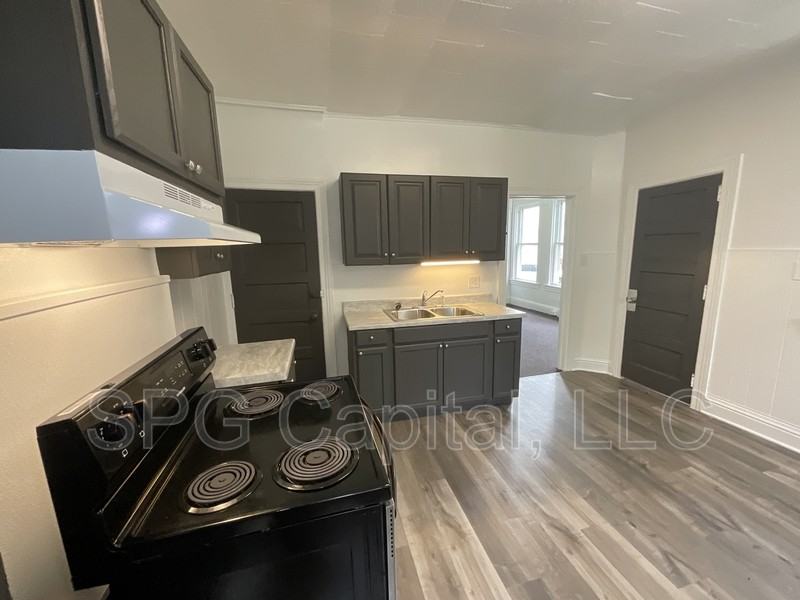 631 Wallace St - Photo 3 of 10