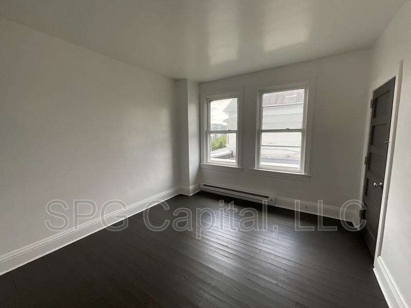 631 Wallace St - Photo 4 of 10
