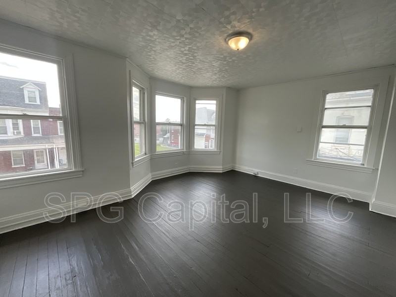 631 Wallace St - Photo 5 of 10