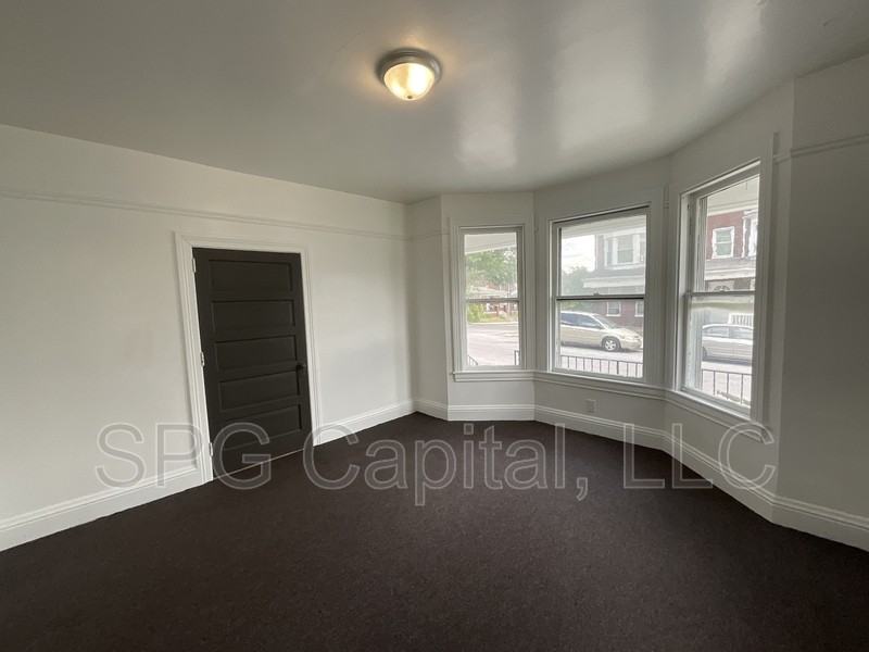 631 Wallace St - Photo 6 of 10