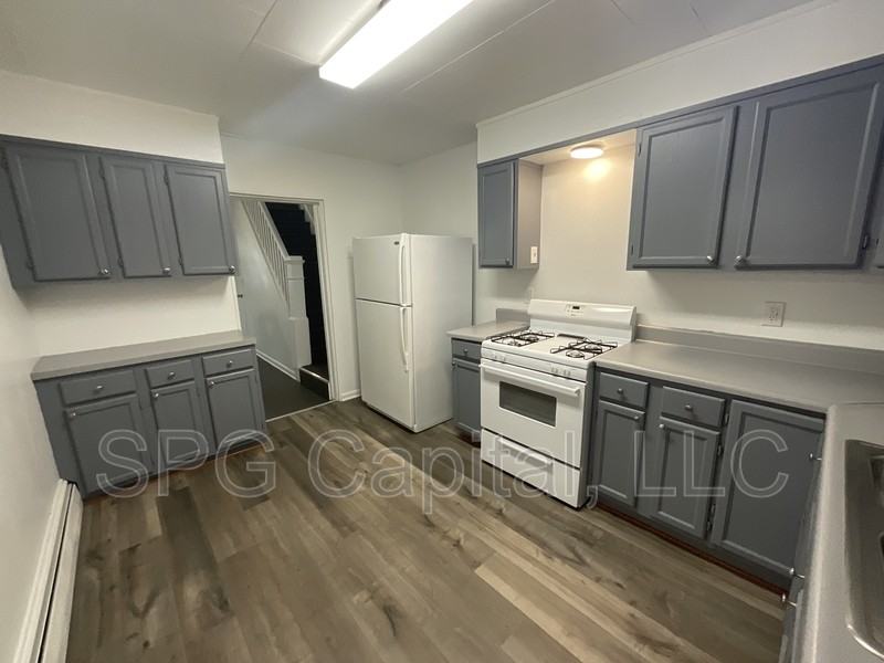 325 Lincoln St - Photo 2 of 9