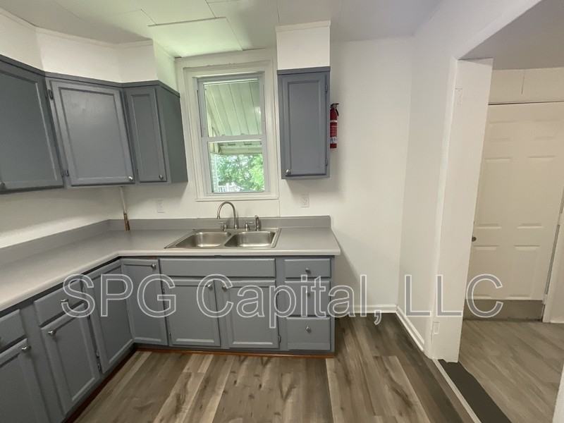 325 Lincoln St - Photo 3 of 9