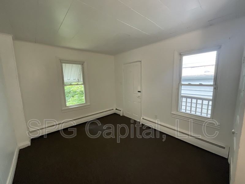 325 Lincoln St - Photo 4 of 9