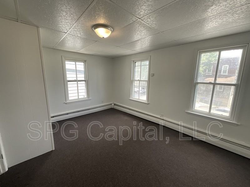 325 Lincoln St - Photo 7 of 9
