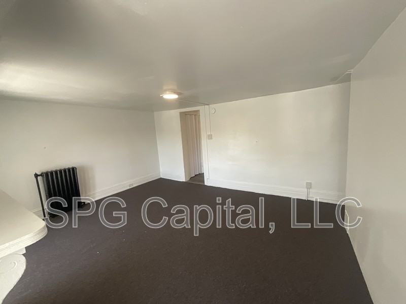 351 W King St - Photo 4 of 8