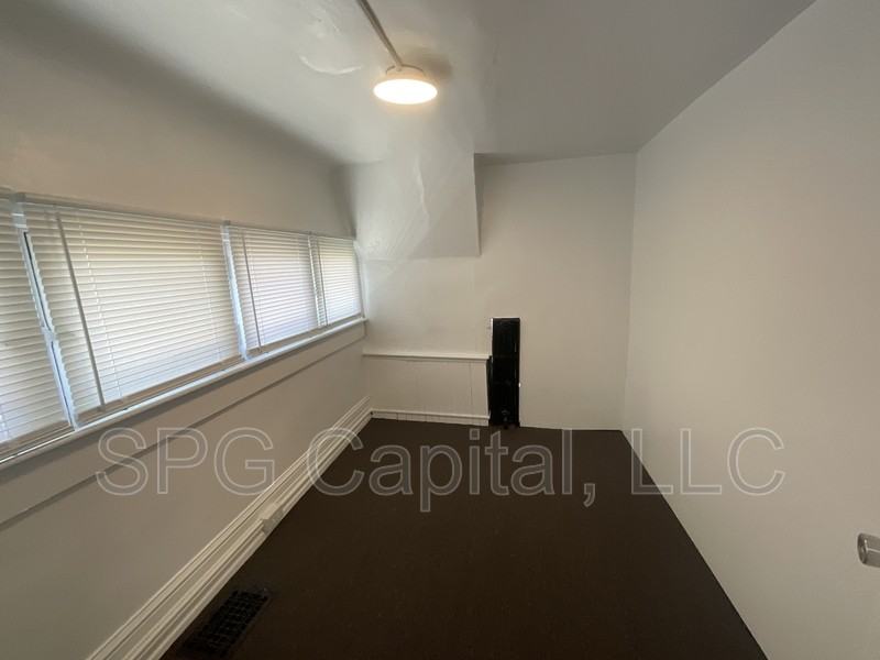 351 W King St - Photo 5 of 8