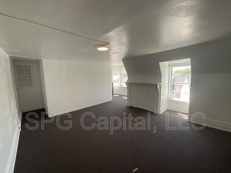 351 W King St - Photo 6 of 8