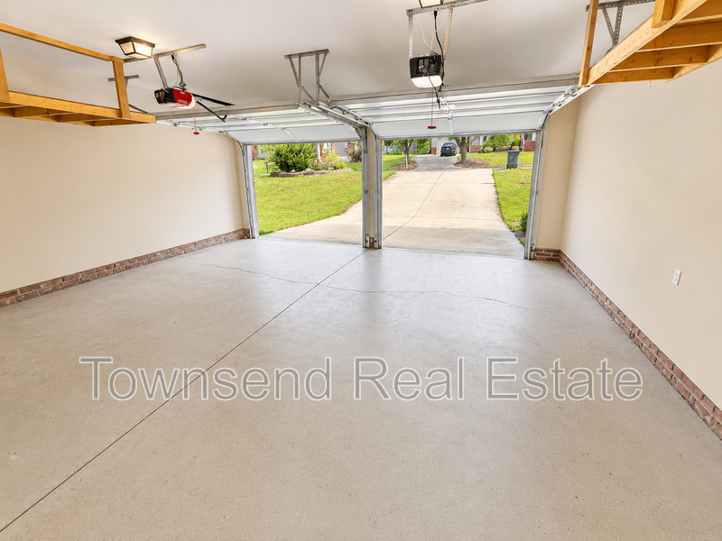 2937 Delaware Dr - Photo 4 of 36
