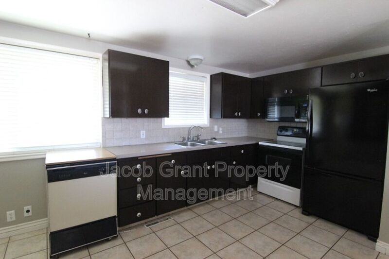786 Sykes Dr - Photo 3 of 12
