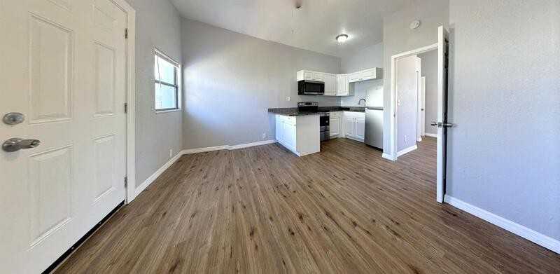 14125 Palm St - Photo 5 of 31