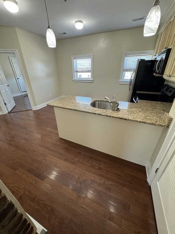 201 E Bank St #4 - Photo 3 of 7