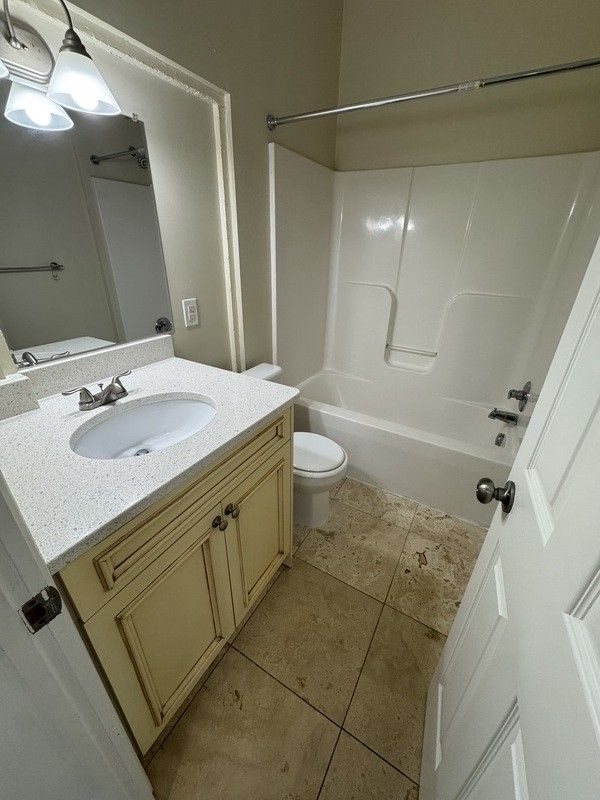 201 E Bank St #4 - Photo 4 of 7