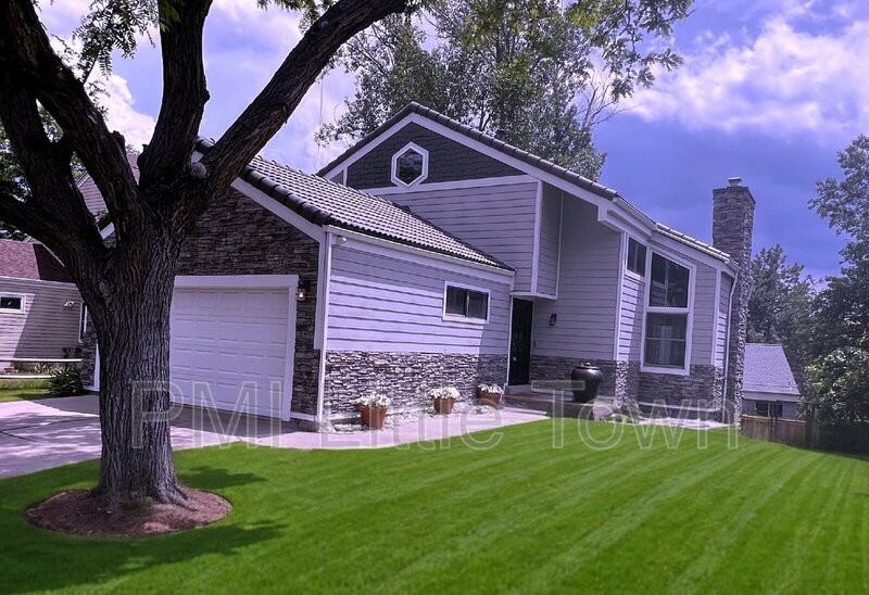 10772 W Berry Ave - Photo 2 of 36