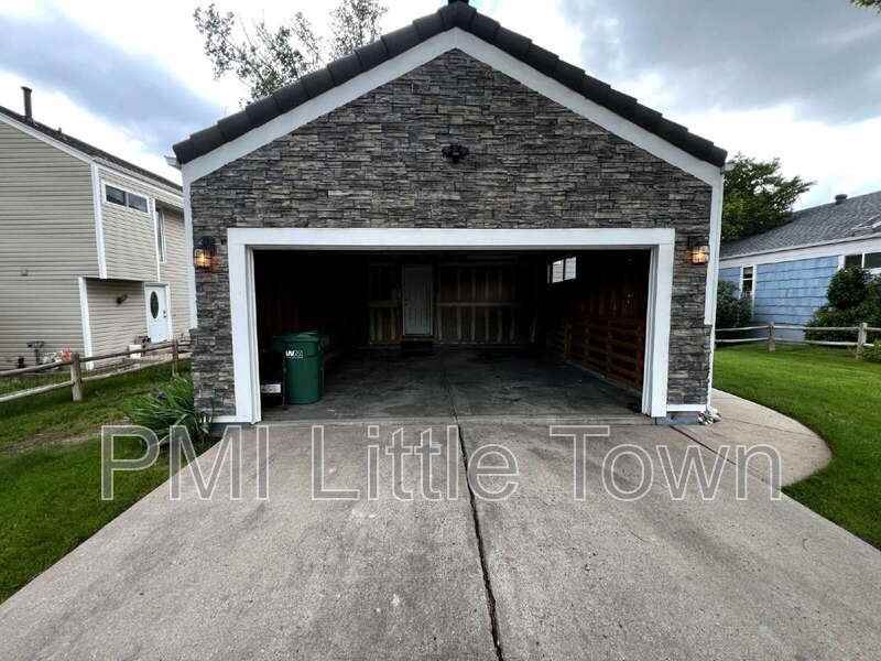 10772 W Berry Ave - Photo 3 of 36