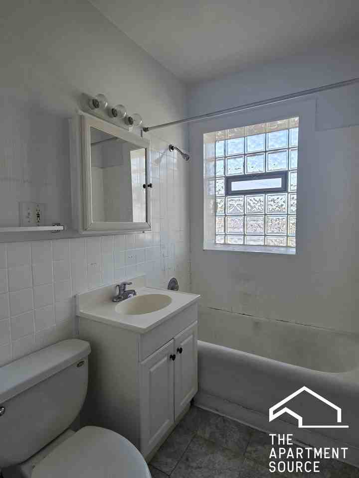 3052 W Berteau Ave #3 - Photo 4 of 8