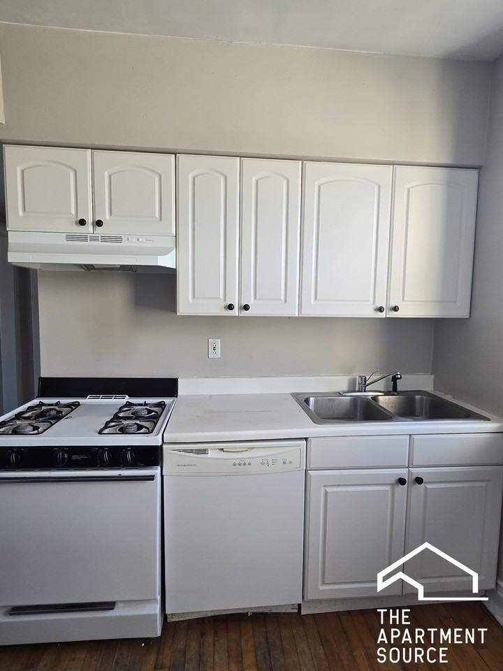 3052 W Berteau Ave #3 - Photo 5 of 8