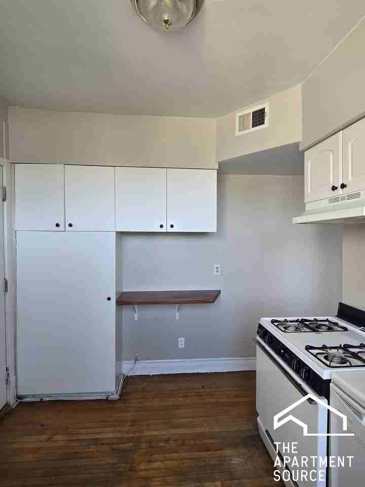 3052 W Berteau Ave #3 - Photo 6 of 8
