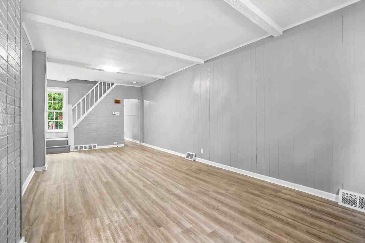 216 Mott St - Photo 4 of 6
