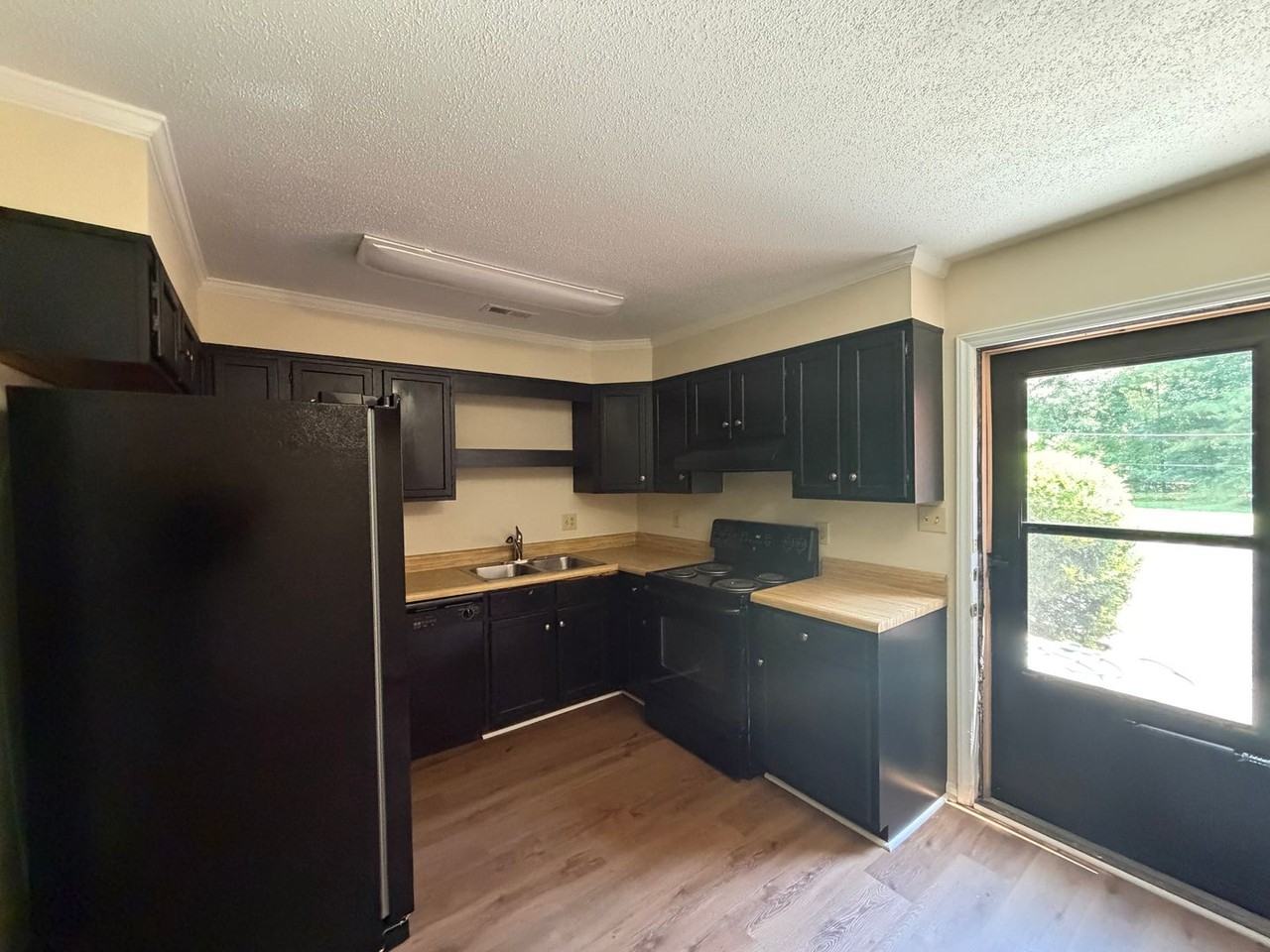 1652 India Hook Rd - Photo 2 of 11