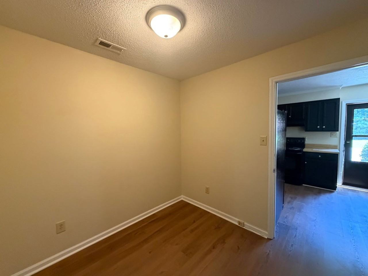 1652 India Hook Rd - Photo 3 of 11