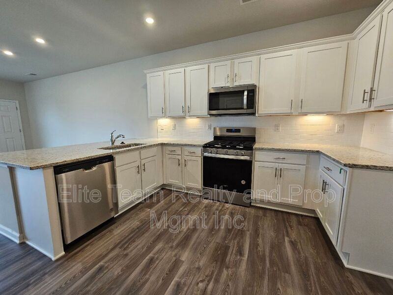 5416 Kinsbridge Dr - Photo 4 of 39