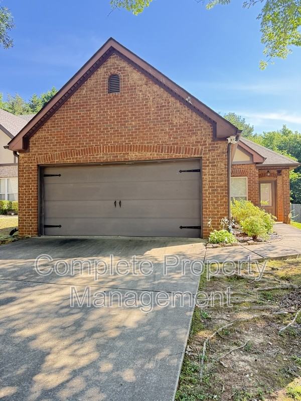 109 Oxmoor Place Cir - Photo 2 of 8