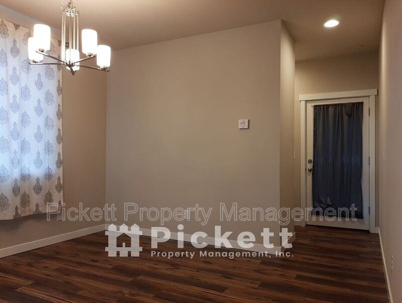 1004 Samara St - Photo 4 of 13