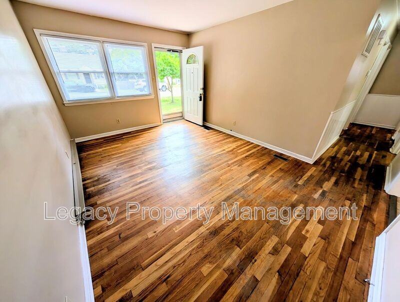 2202 Maywood St - Photo 2 of 15