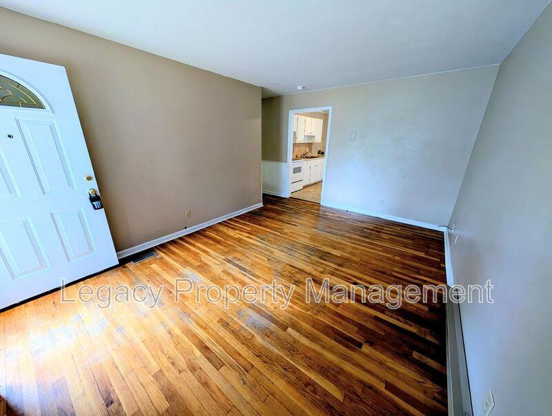 2202 Maywood St - Photo 3 of 15