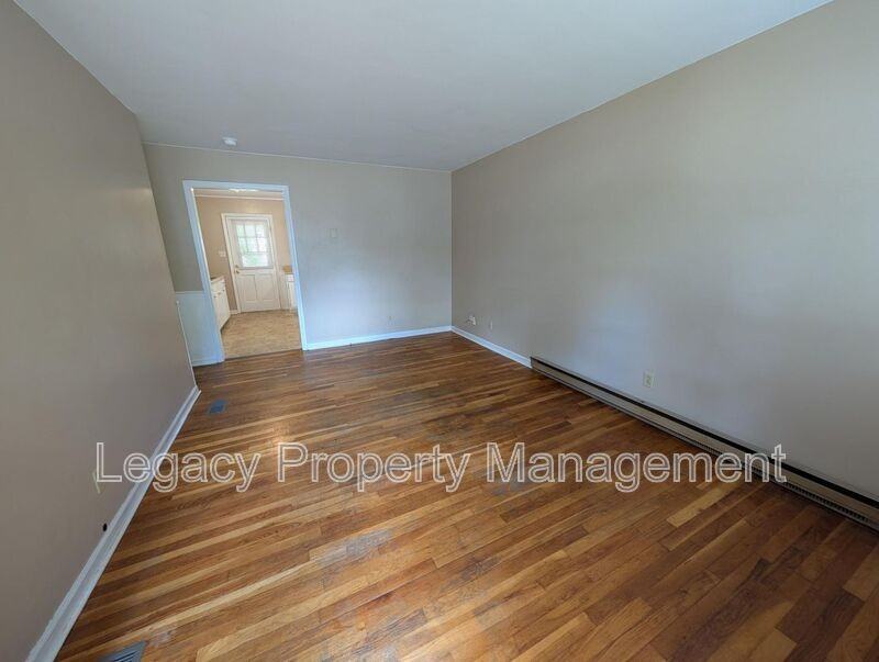 2202 Maywood St - Photo 4 of 15