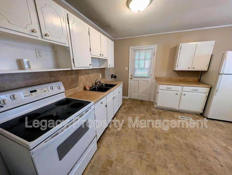 2202 Maywood St - Photo 5 of 15