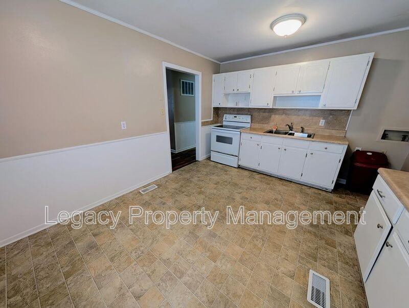 2202 Maywood St - Photo 6 of 15