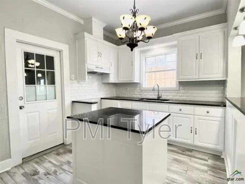 1115 S Robertson Ave - Photo 3 of 9