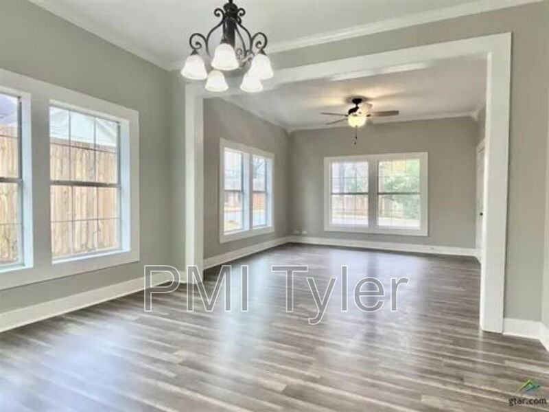 1115 S Robertson Ave - Photo 4 of 9