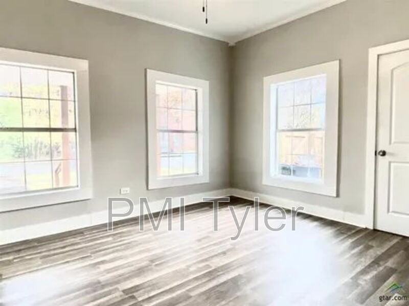 1115 S Robertson Ave - Photo 5 of 9