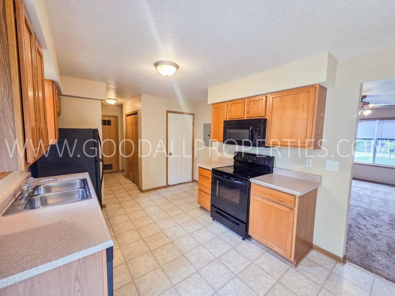 409 S Hazel St - Photo 2 of 22