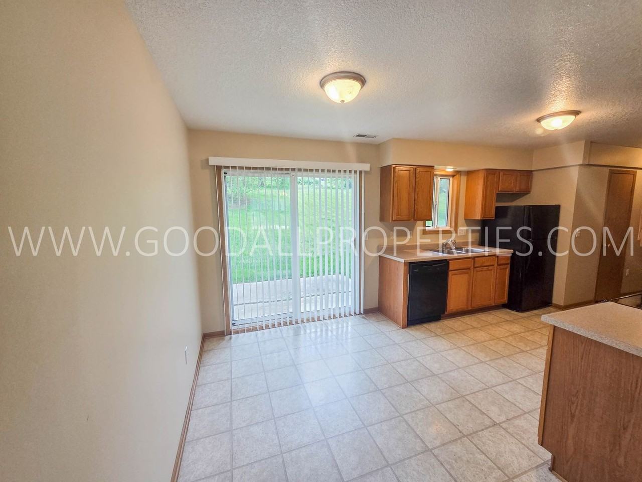 409 S Hazel St - Photo 4 of 22
