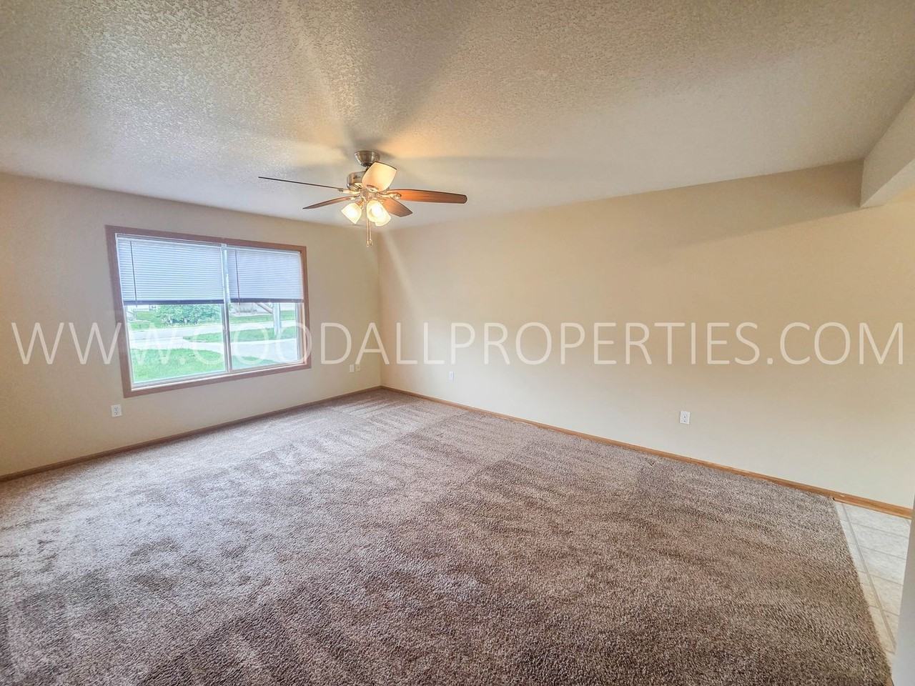 409 S Hazel St - Photo 7 of 22