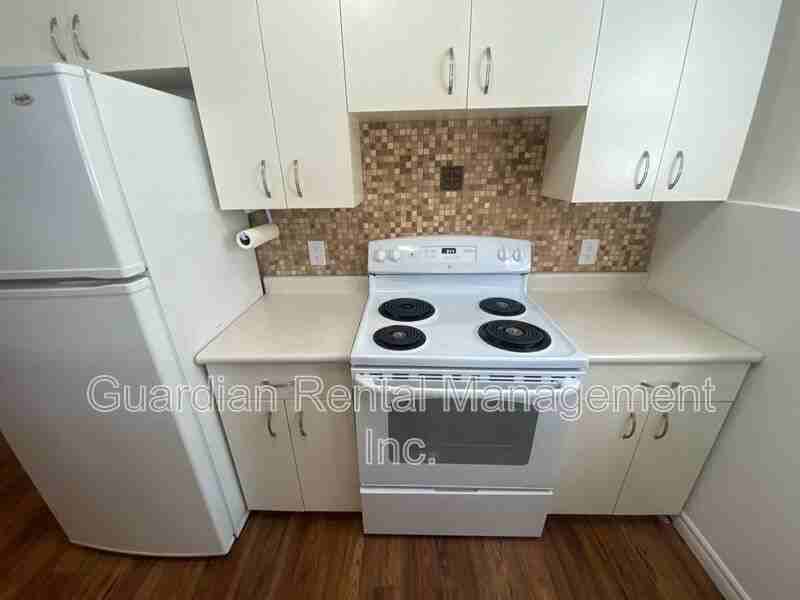 1522 Walsh St E #B - Photo 2 of 19