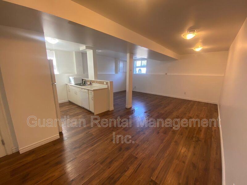 1522 Walsh St E #B - Photo 3 of 19