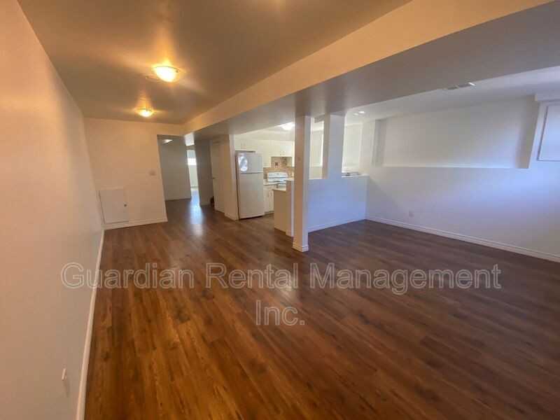 1522 Walsh St E #B - Photo 4 of 19