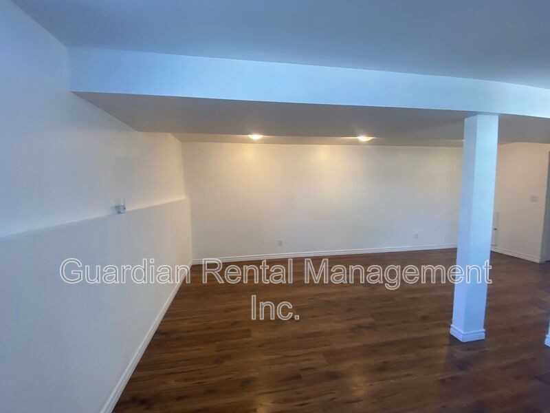 1522 Walsh St E #B - Photo 7 of 19