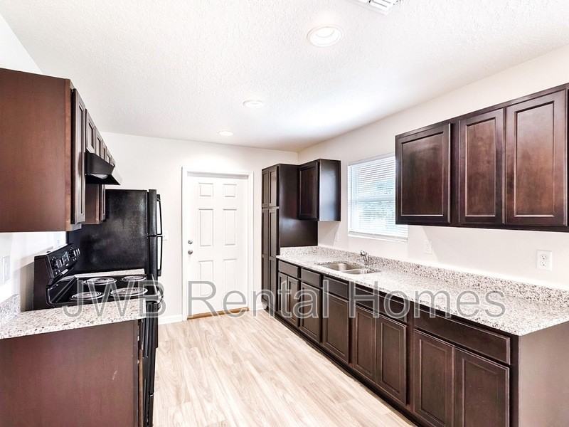 1507 W 6th St - Photo 2 of 11