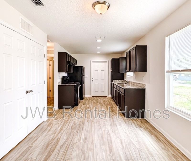 1507 W 6th St - Photo 4 of 11