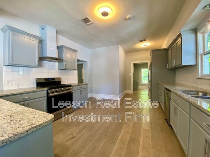 2401 Darien St - Photo 4 of 17