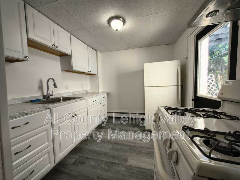 546 Thomas St - Photo 2 of 11