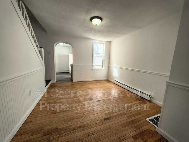 546 Thomas St - Photo 3 of 11