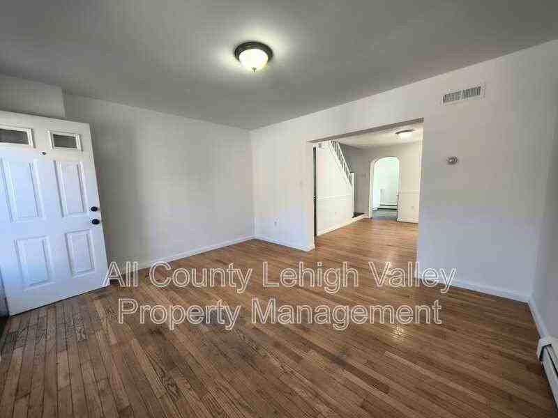546 Thomas St - Photo 4 of 11